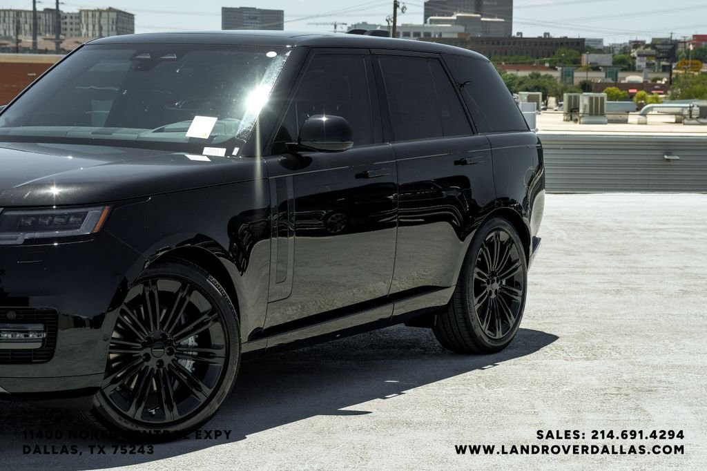 New 2026 Santorini Black Metallic Land Rover SE image 4