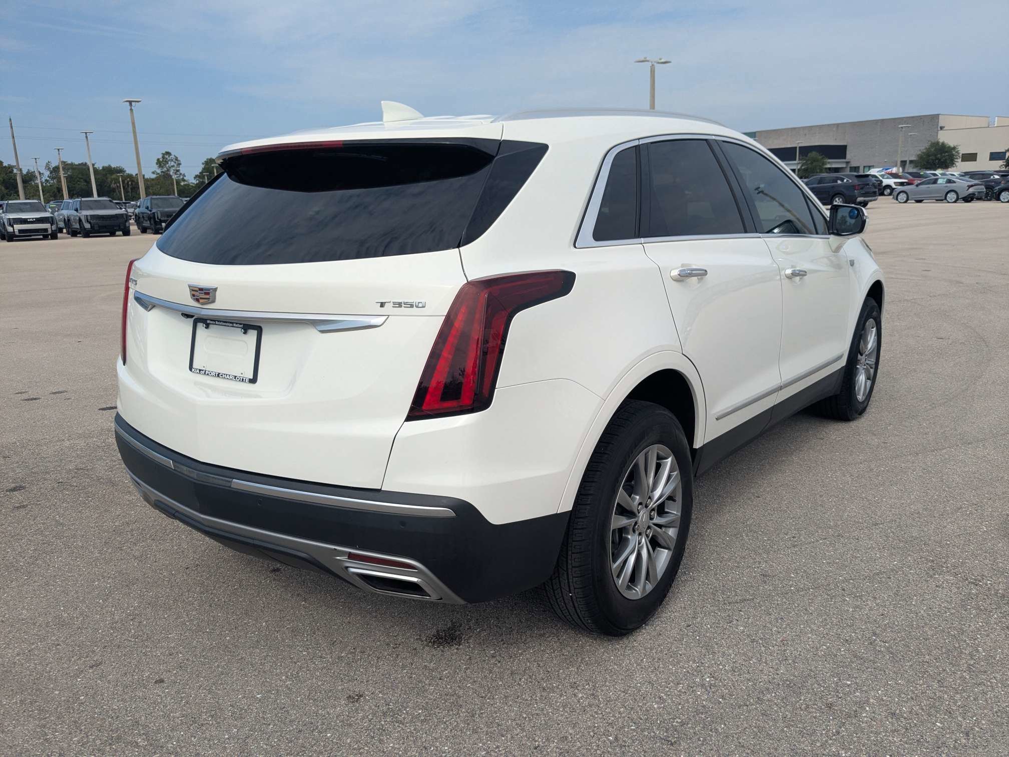 Used 2022 Mary Kay Pearl Tri-Coat Cadillac FWD Premium Luxury image 5