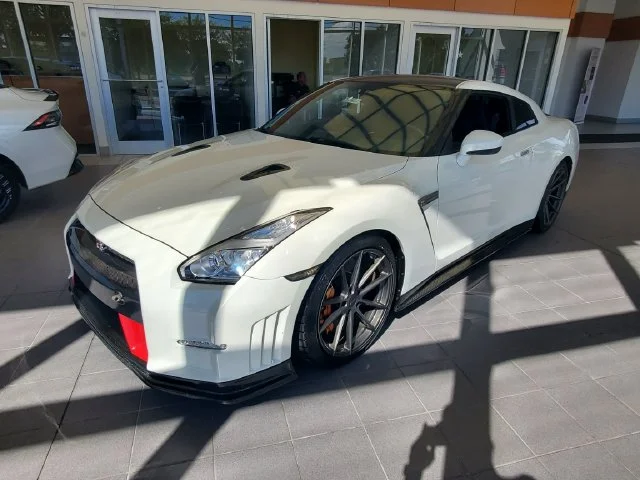 Used 2014 White Nissan Track Edition image 10