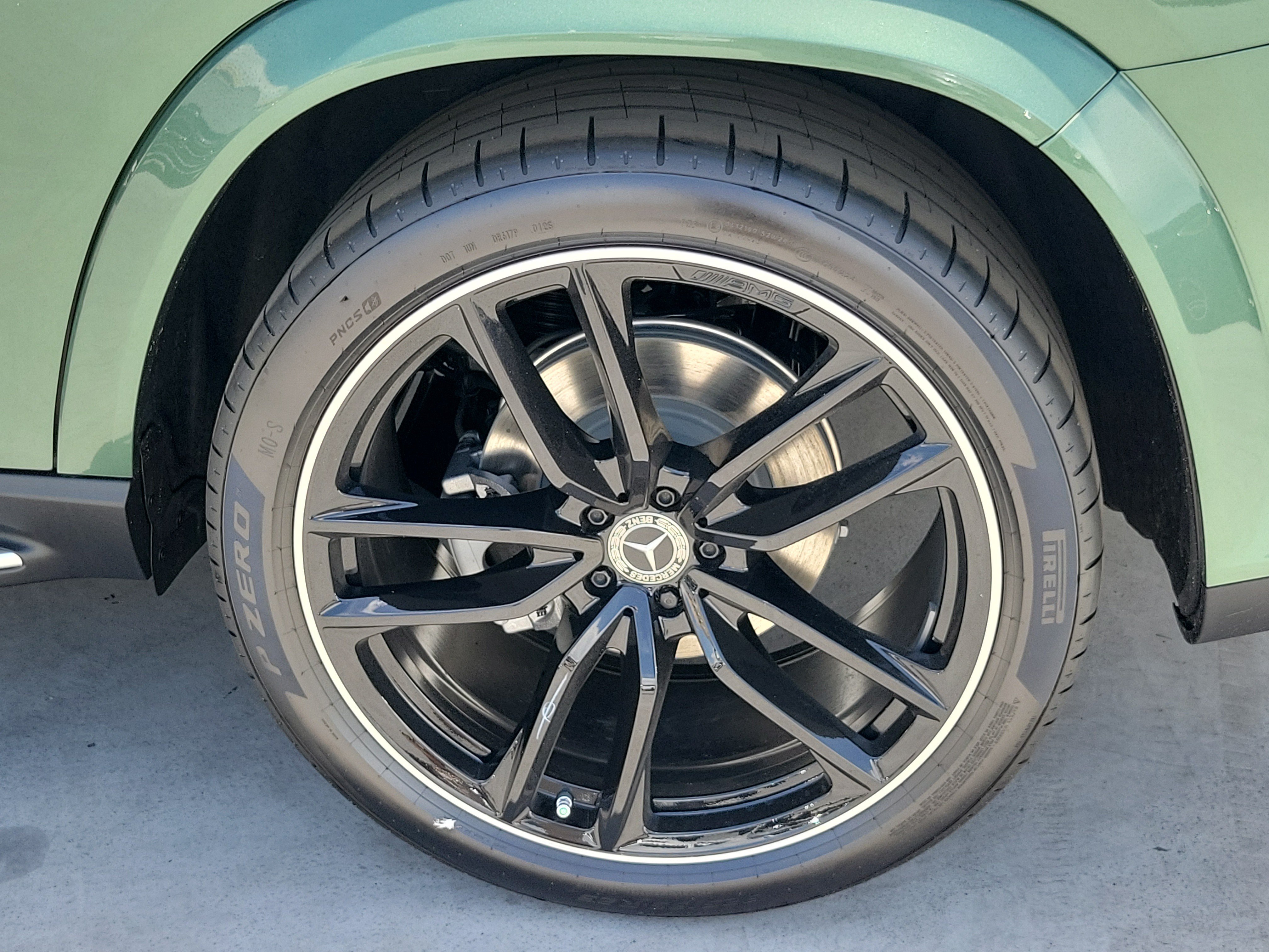 New 2026 MANUFAKTUR Ireland Mid Green Metallic Mercedes-Benz GLS 450 image 40