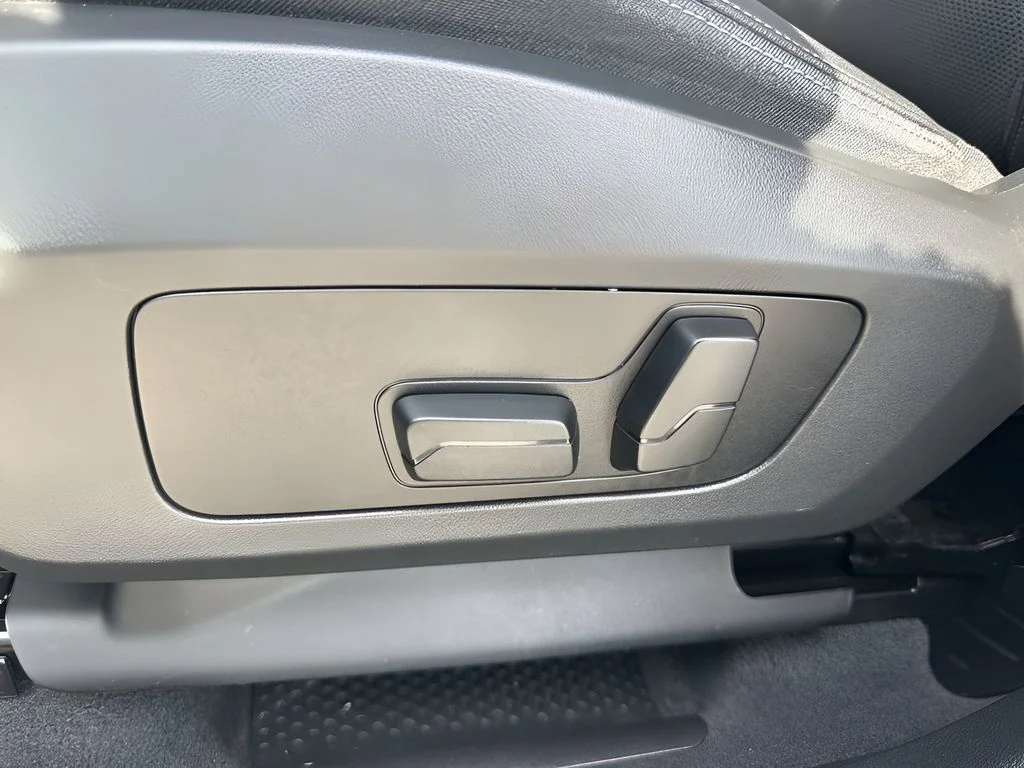 Used 2023 Silver BMW xDrive28i image 10