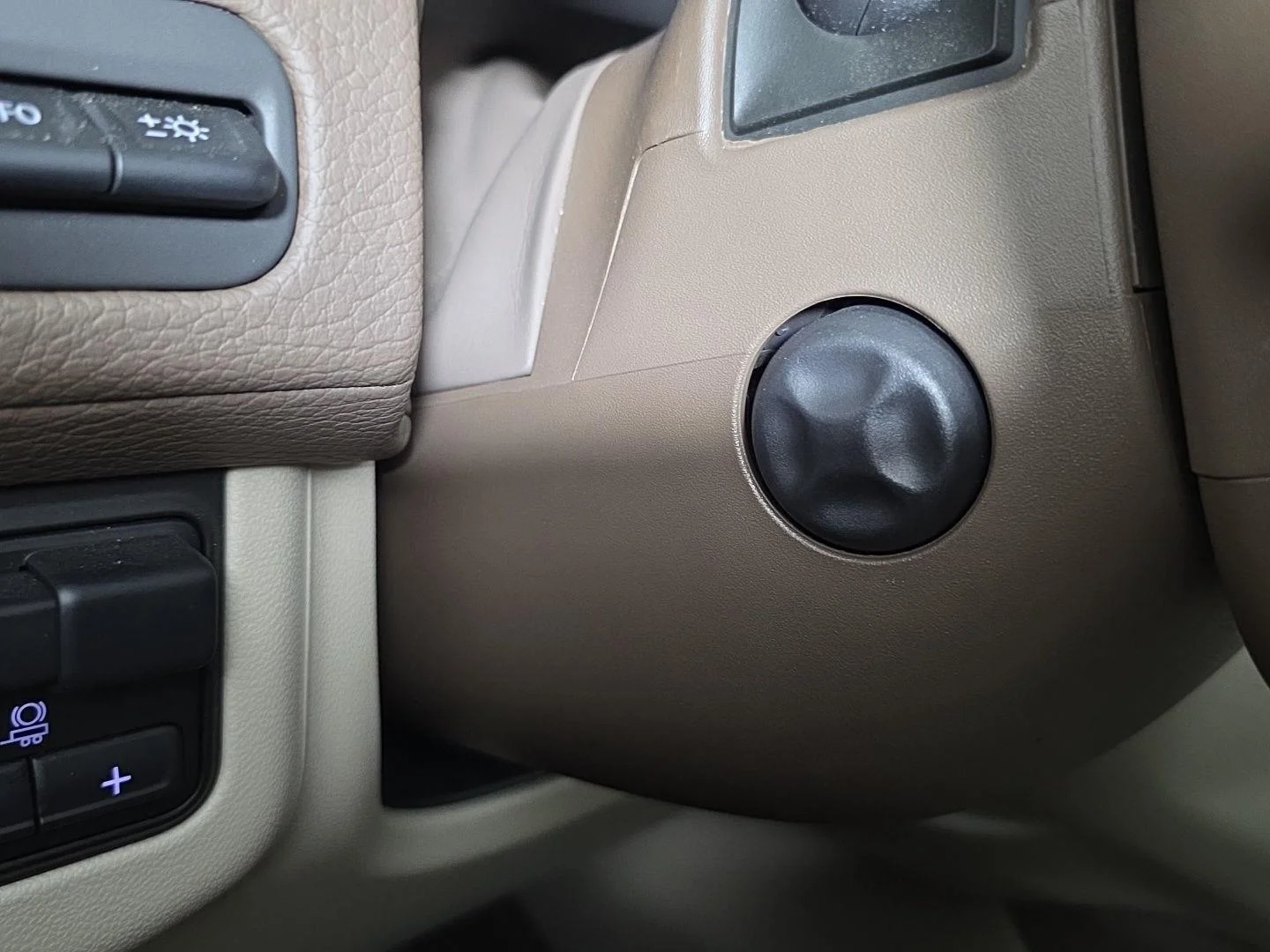Used 2024 White Frost Tricoat GMC Denali image 23