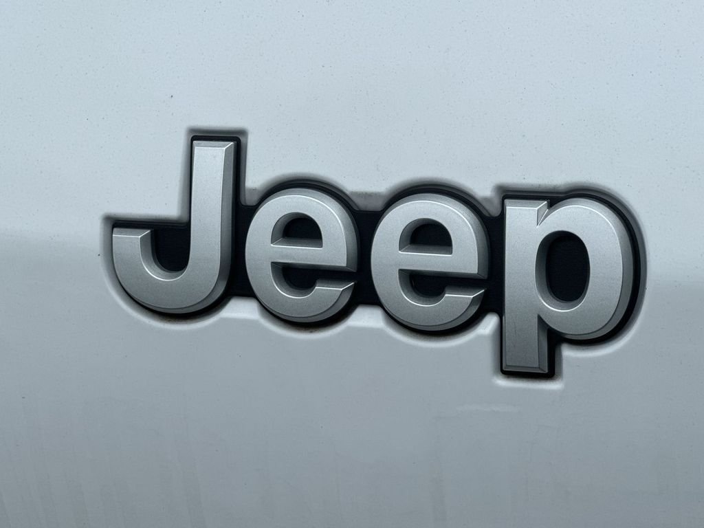 New 2025 Bright White Clear-Coat Exterior Paint Jeep Overland image 47