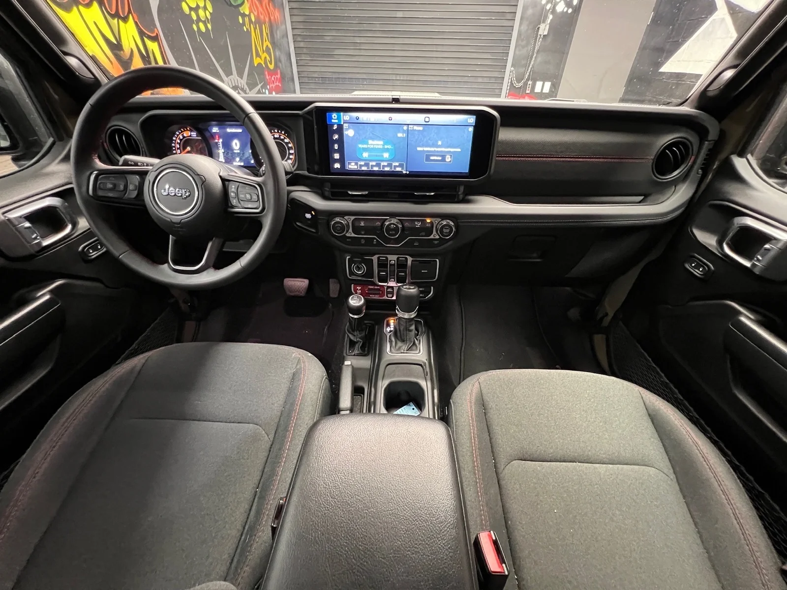 Used 2025  Jeep Rubicon image 19