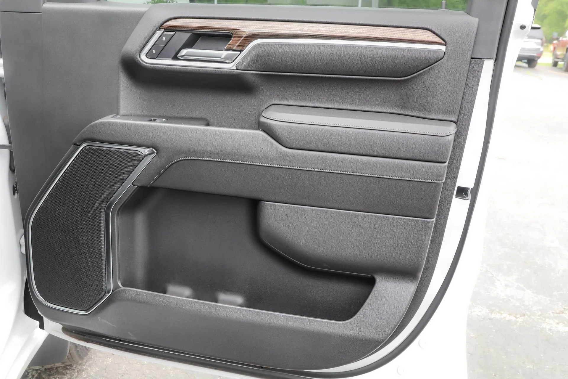 New 2025 Summit White Chevrolet LT (2FL) image 47