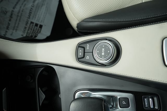 Used 2023 White INFINITI LUXE image 43