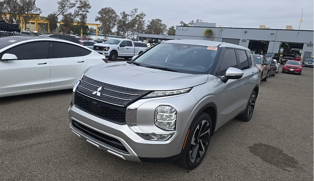 Used 2022 Silver Mitsubishi SE image 3