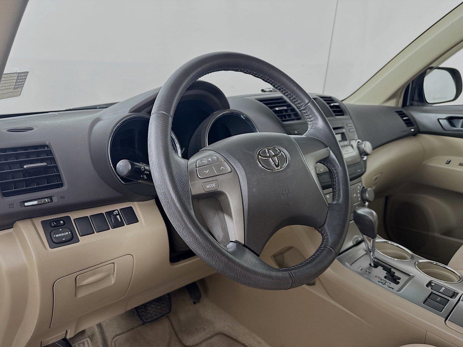 Used 2009 Salsa Red Pearl Toyota Base image 10