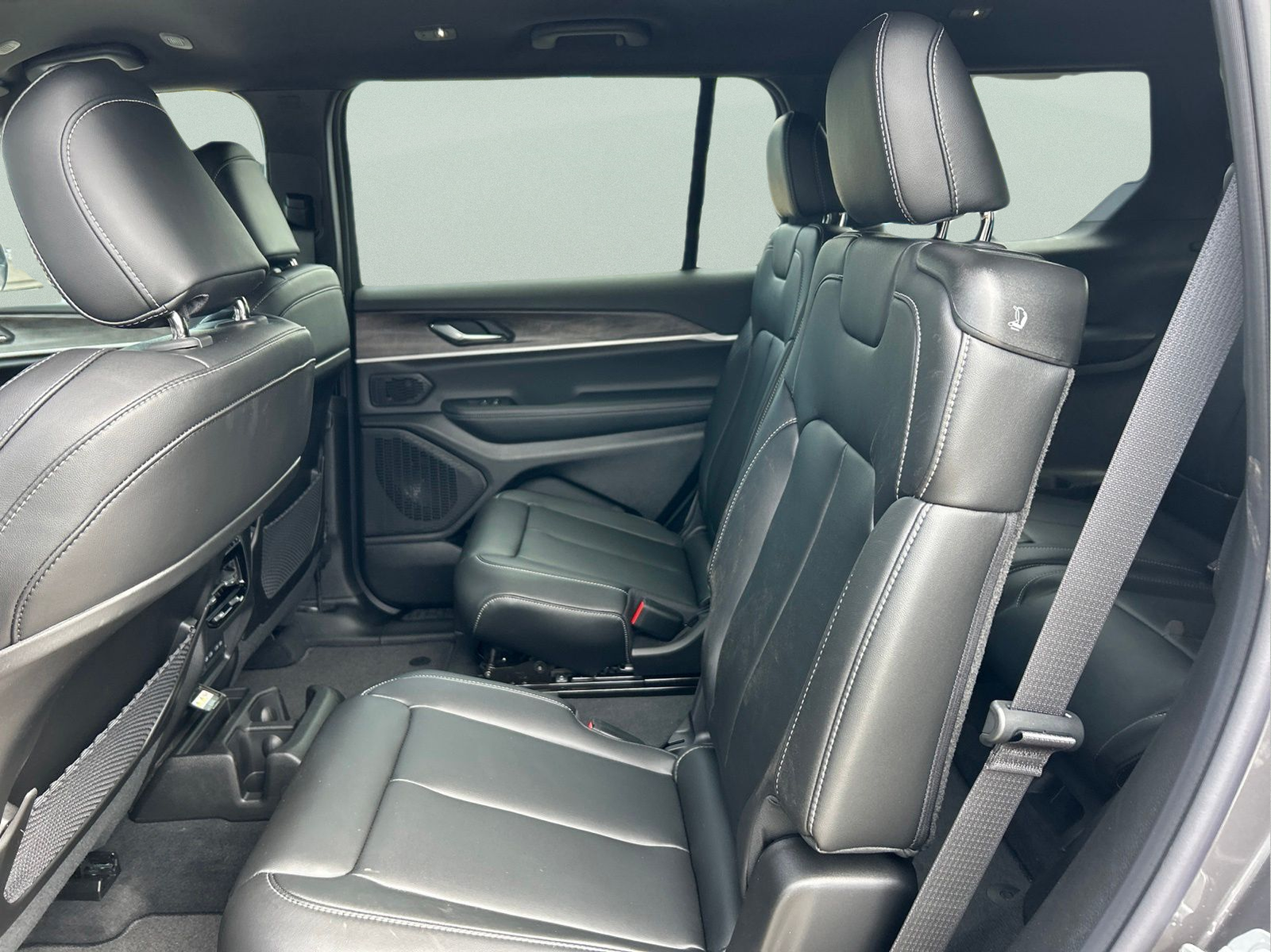 New 2026 Baltic Gray Metallic Clear-Coat Exterior Paint Jeep Limited image 10