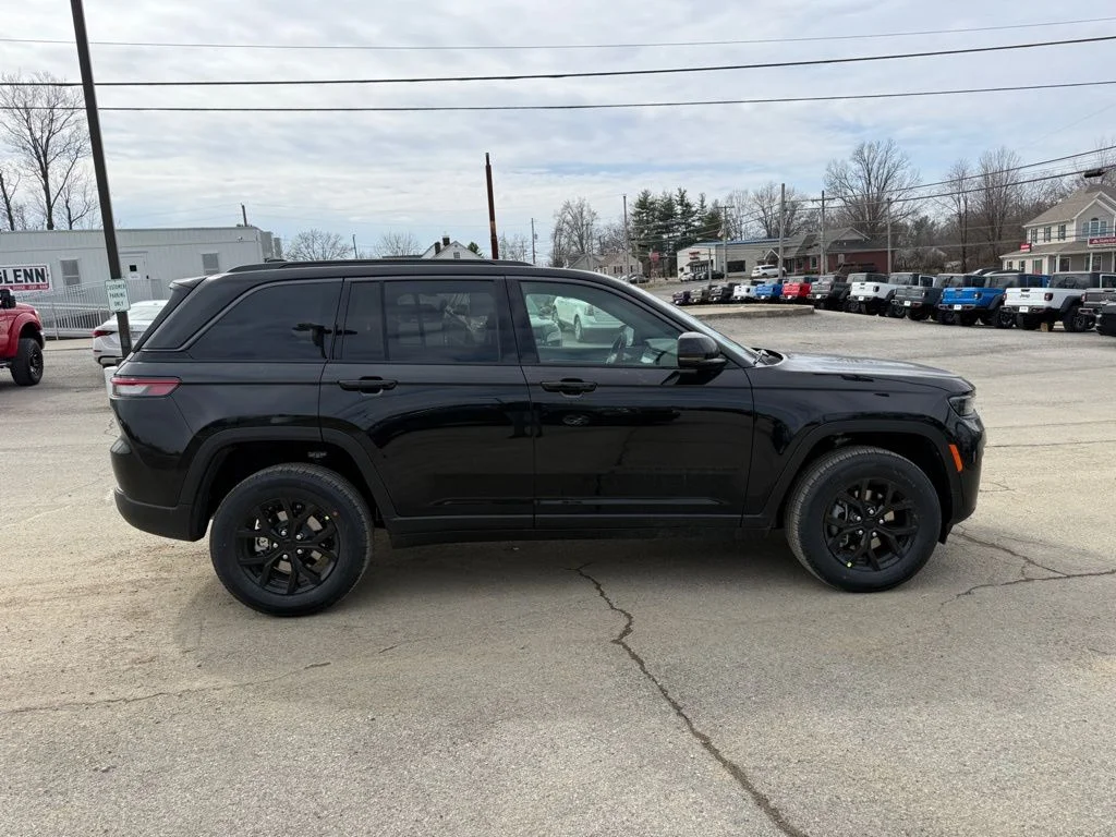 New 2026 Diamond Black Crystal Pearl-Coat Exterior Paint Jeep Laredo Altitude image 5
