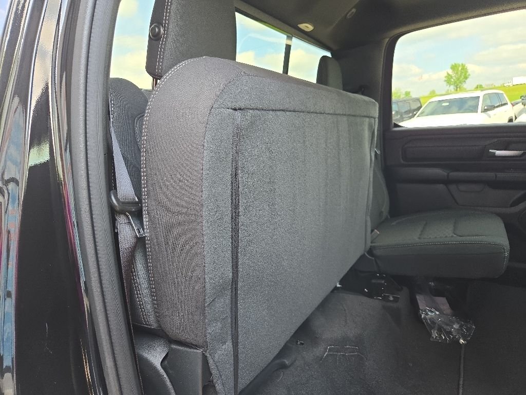 New 2026 Diamond Black Crystal Pearl-Coat Exterior Paint RAM Tradesman image 89