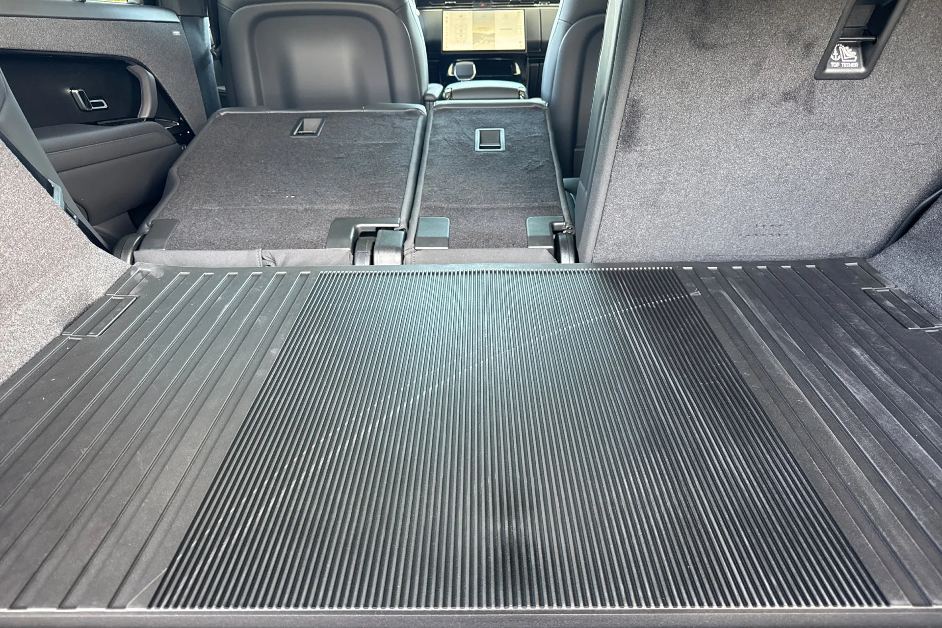 New 2026 Santorini Black Land Rover Dynamic SE image 17
