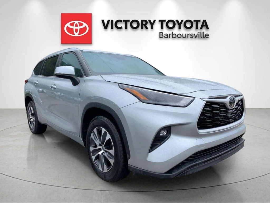 Used 2023 Silver Toyota XLE image 5