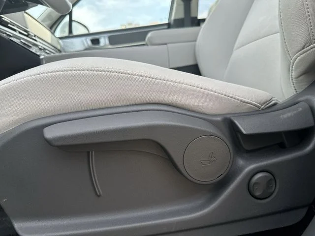 Used 2025 White Hyundai SE image 15