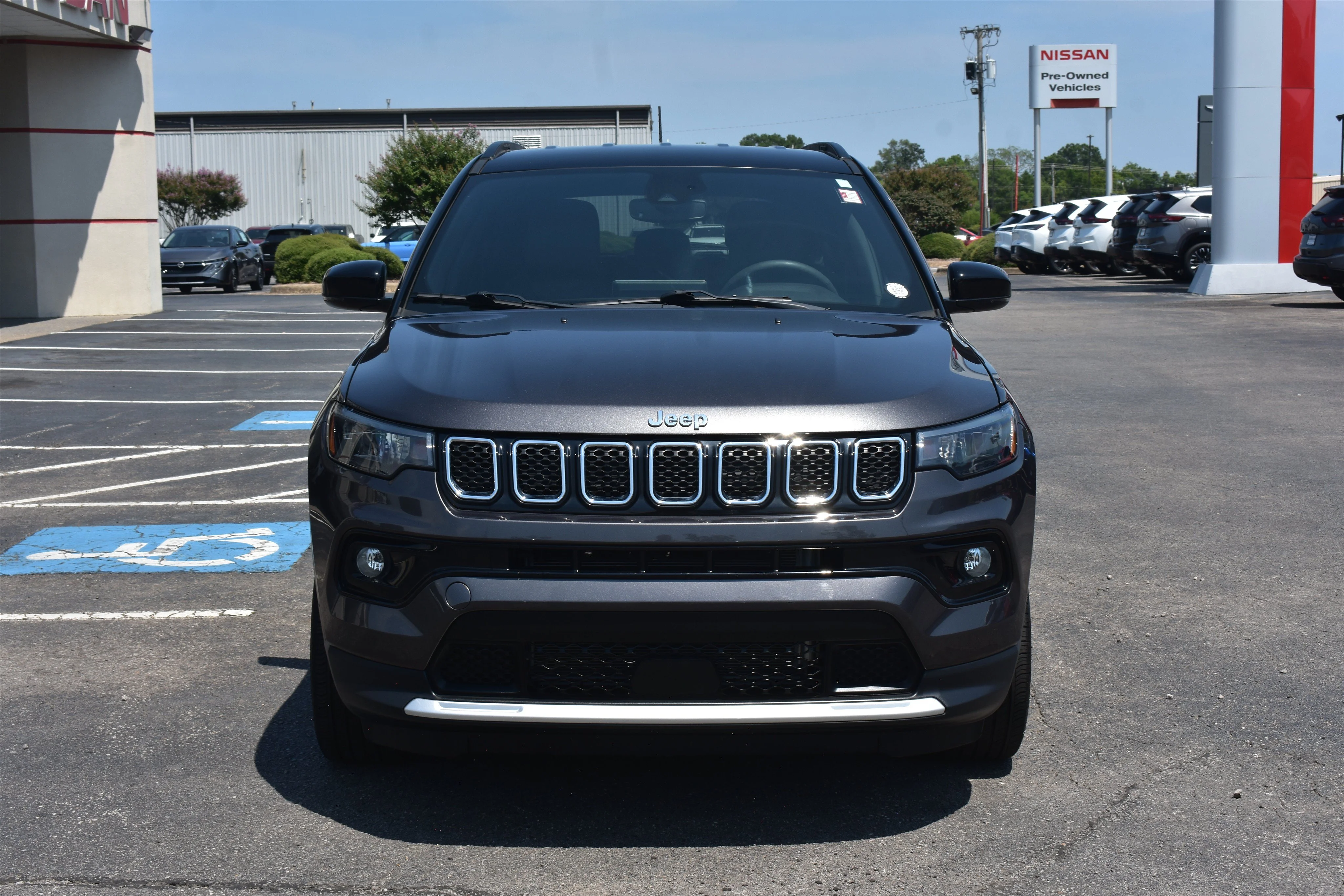 Used 2023 Granite Crystal Metallic Clearcoat Jeep Limited image 2