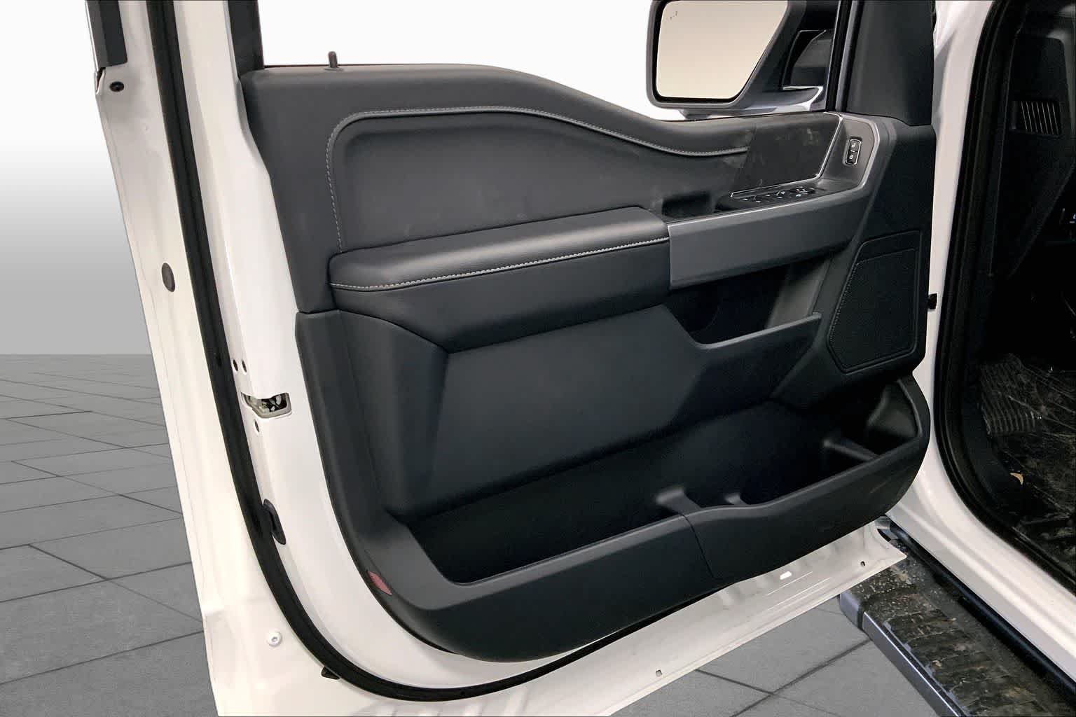 New 2026 Oxford White Ford XLT image 10