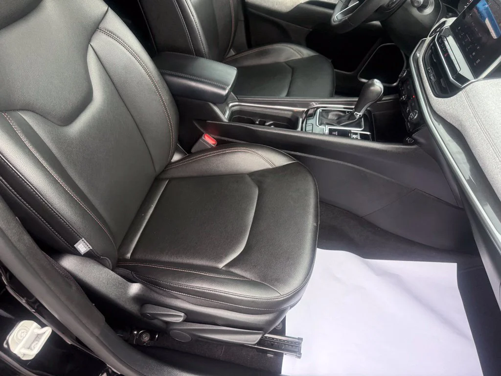 Used 2024 Black Jeep Latitude Lux image 55