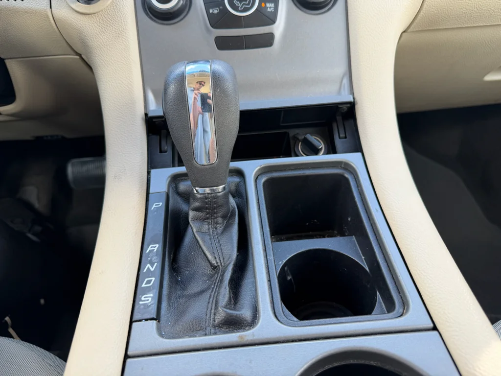 Used 2016 Oxford White Ford SE image 18