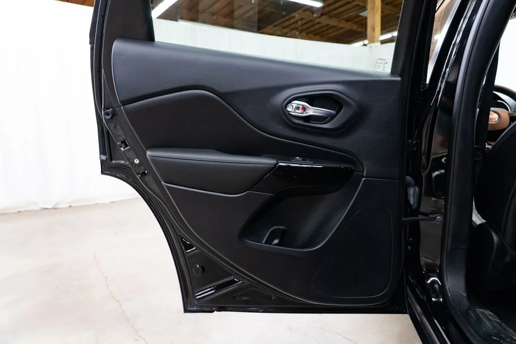 Used 2023 Black Jeep Altitude image 25