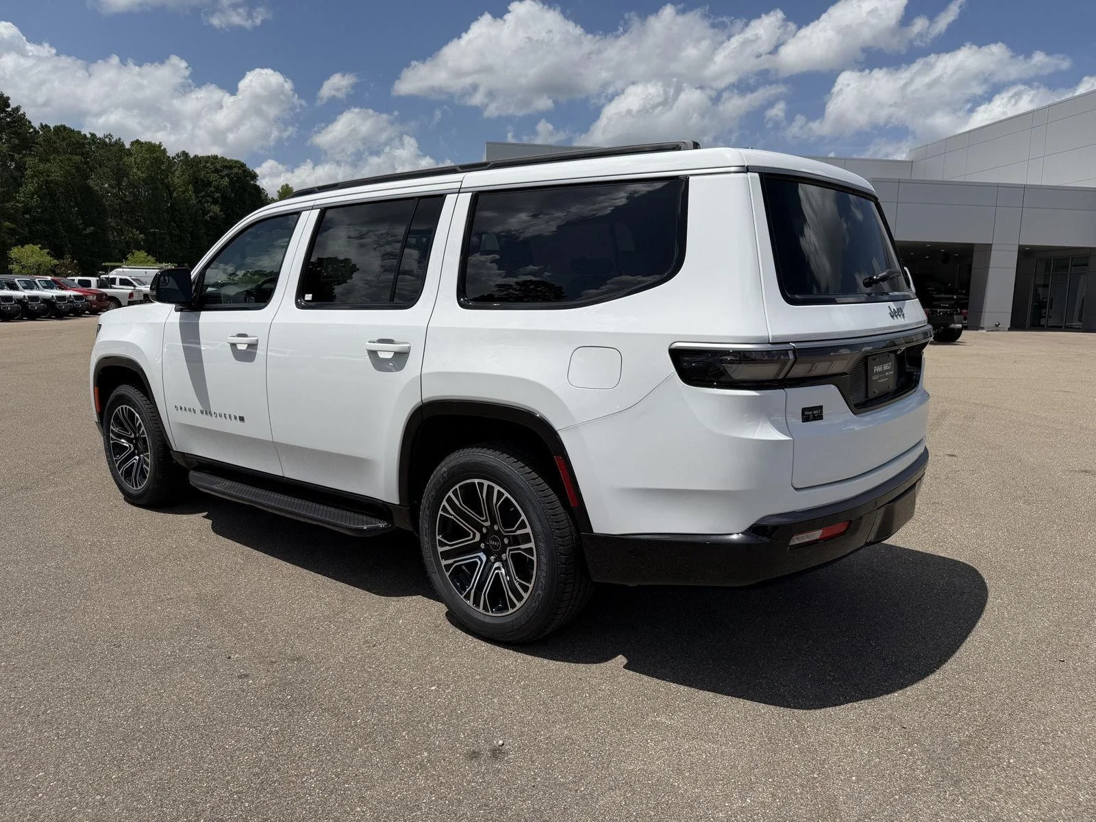 New 2026 Bright White Clear-Coat Exterior Paint Jeep 4x2 image 4