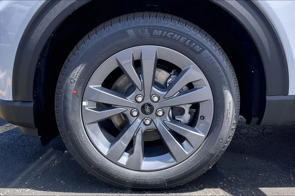 New 2026 Space White Metallic Ford Active image 8