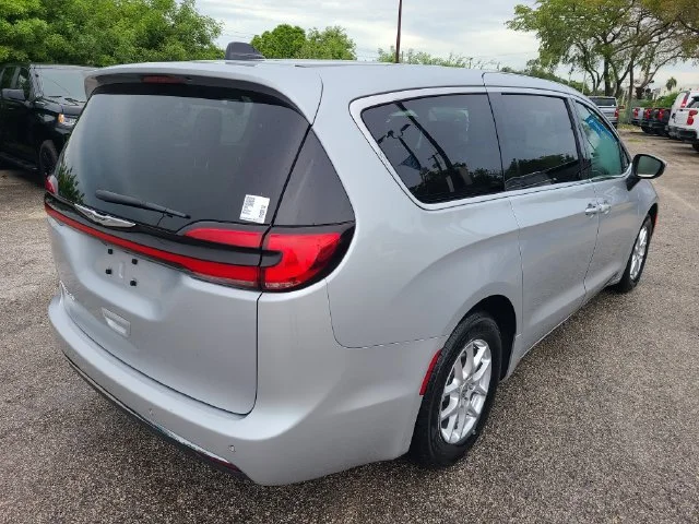 Used 2023 Silver Chrysler Touring L image 5