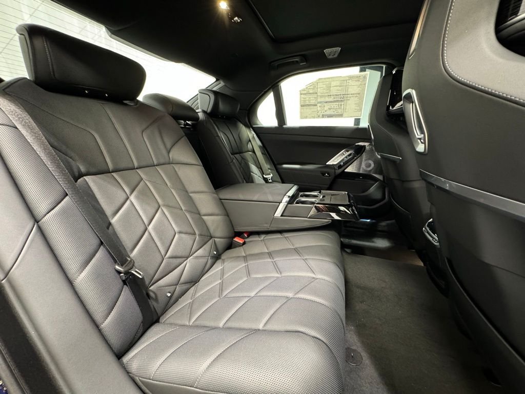 Used 2026 Blue BMW xDrive60 image 22