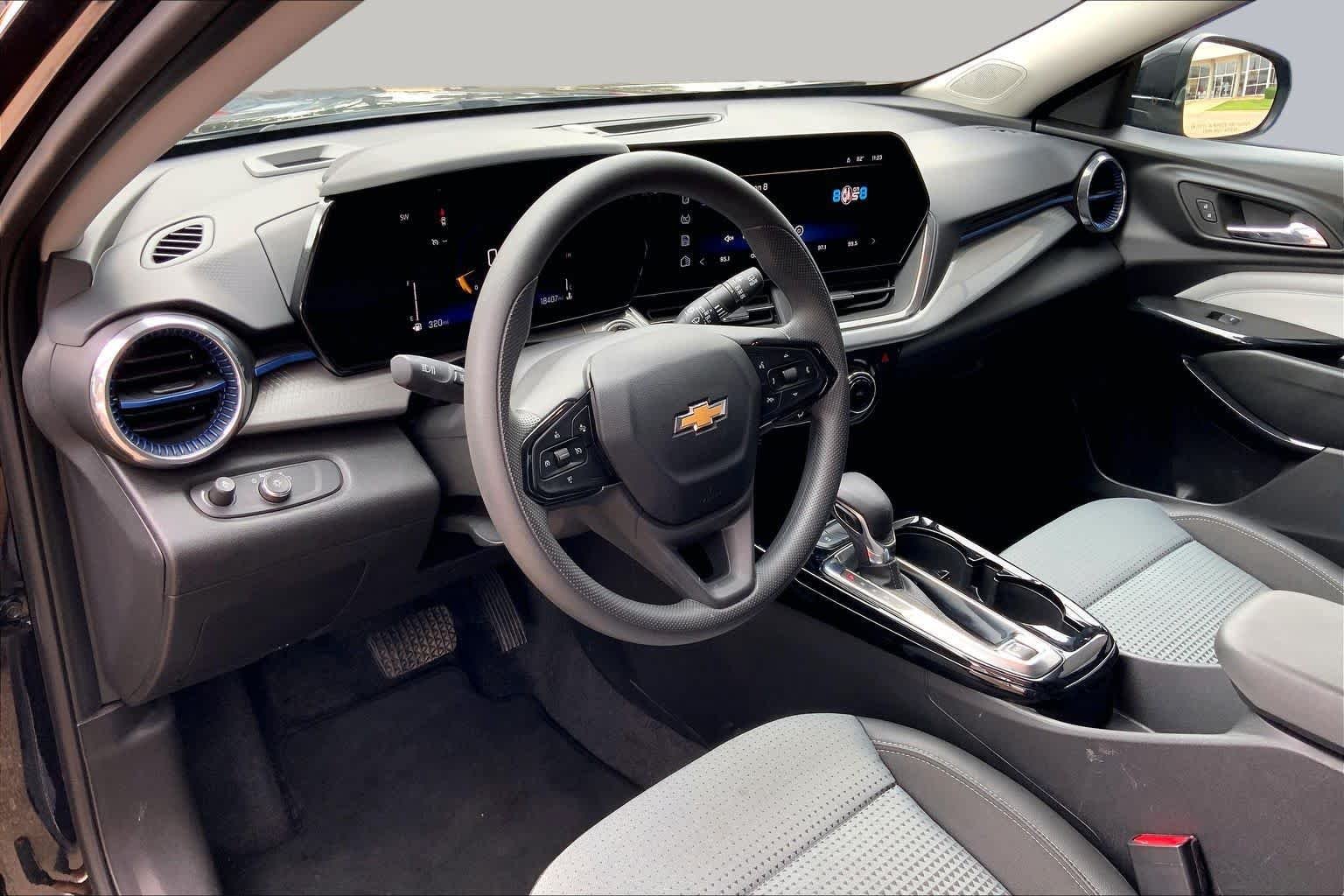 Used 2025 Mosaic Black Metallic Chevrolet LT image 18