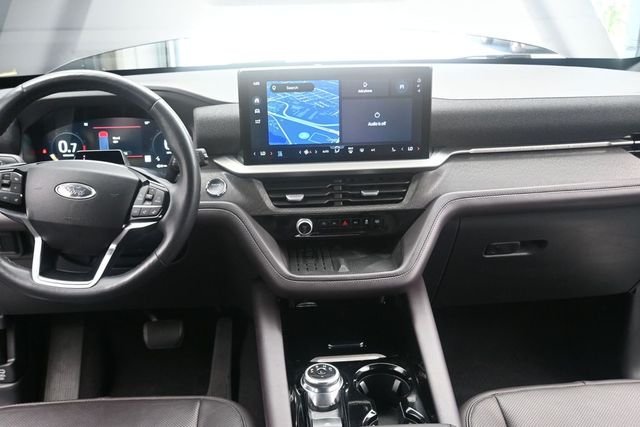 Used 2025 Black Metallic Ford Platinum image 18