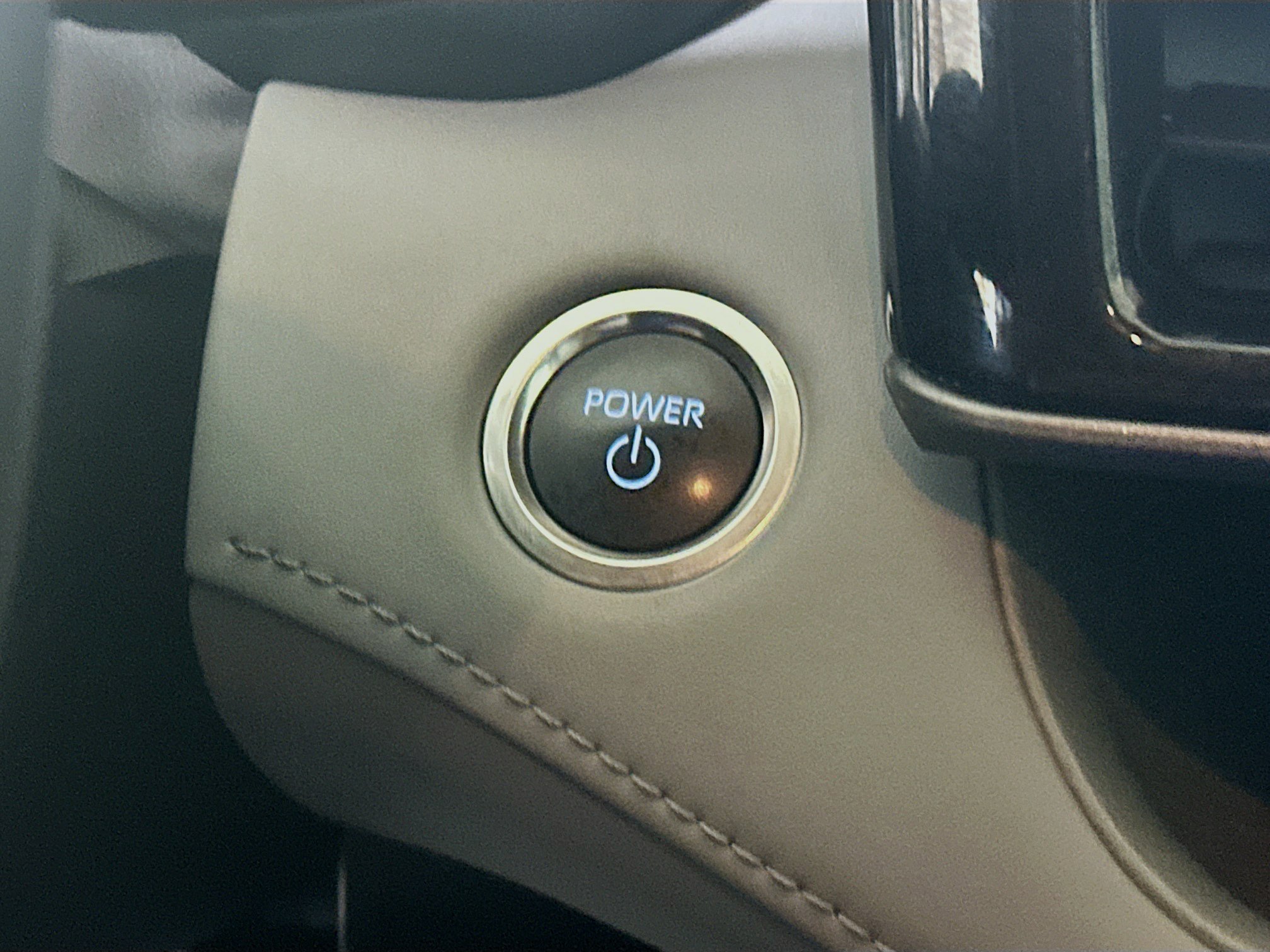 Used 2025 Pearl Toyota Hybrid XLE image 20