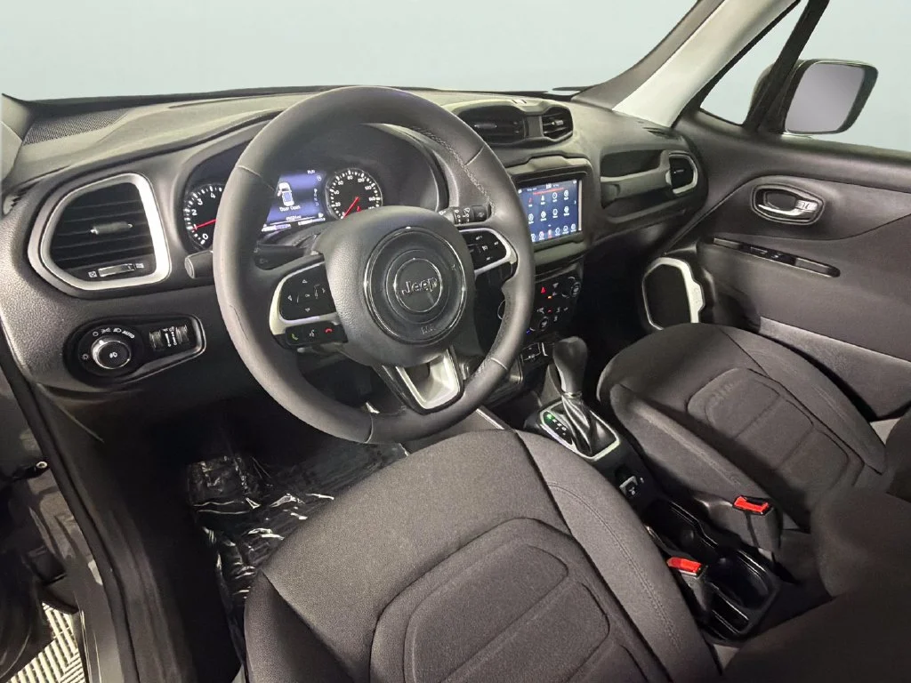 Used 2021  Jeep Latitude image 19