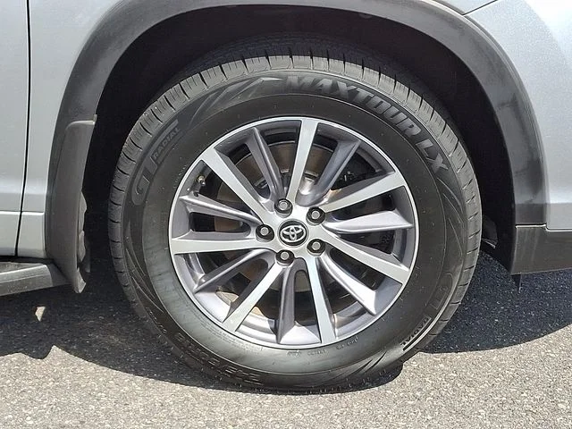 Used 2017 Silver Toyota XLE image 9