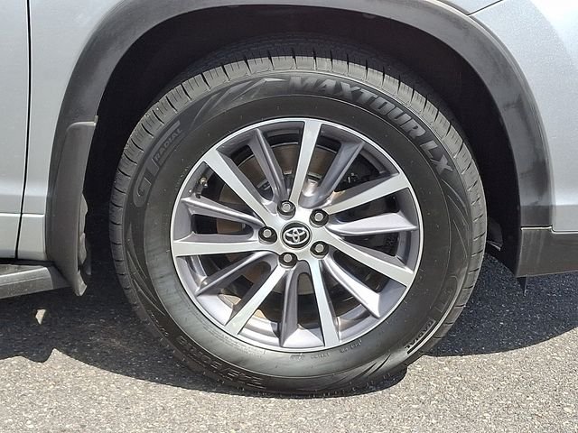 Used 2017 Silver Toyota XLE image 9