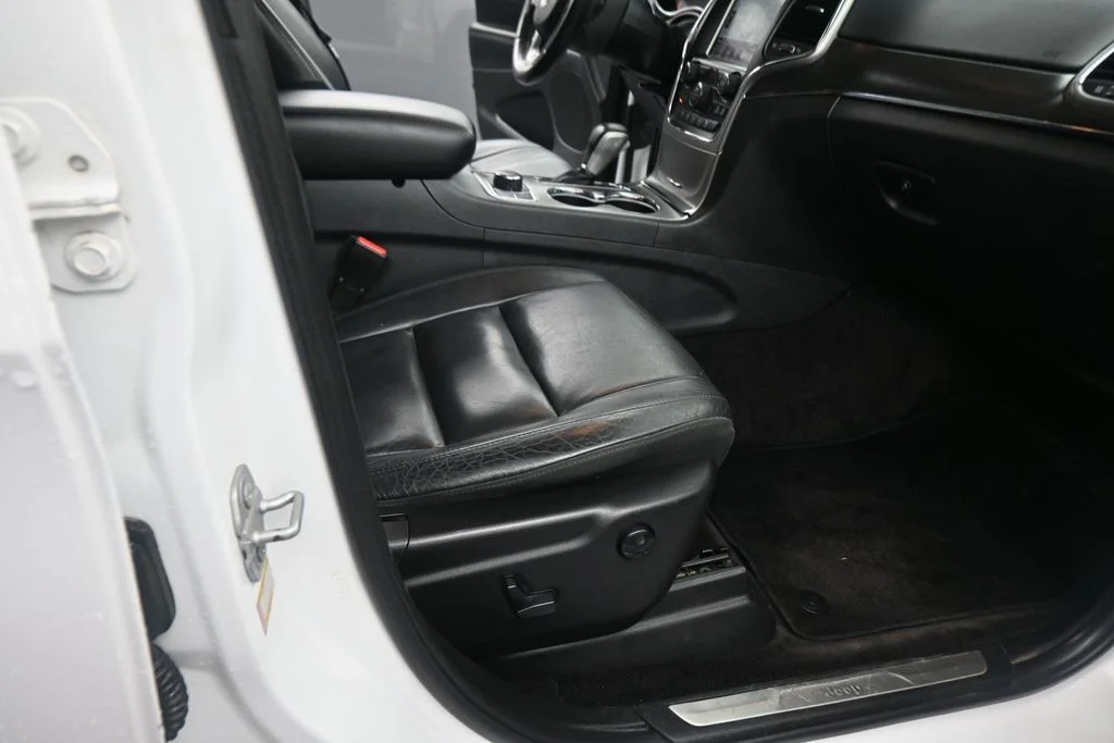 Used 2018 White Jeep Limited image 47