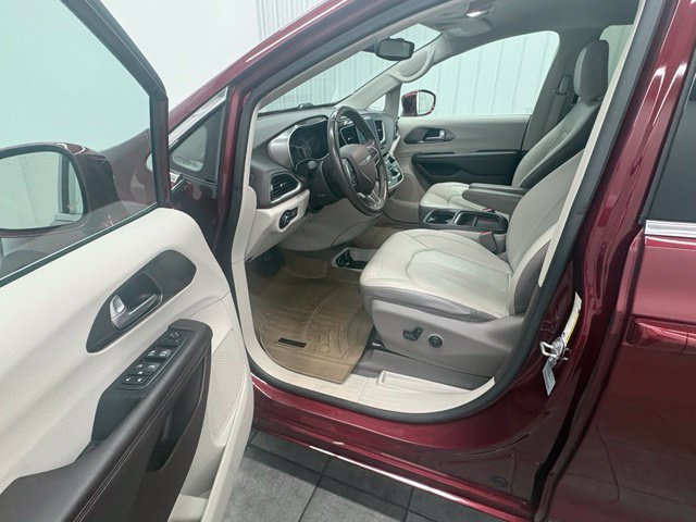 Used 2017 Red Chrysler Touring L image 14