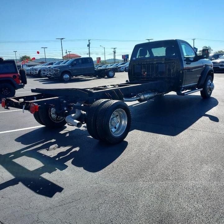 New 2024 Diamond Black Crystal Pearl-Coat Exterior Paint RAM SLT image 13