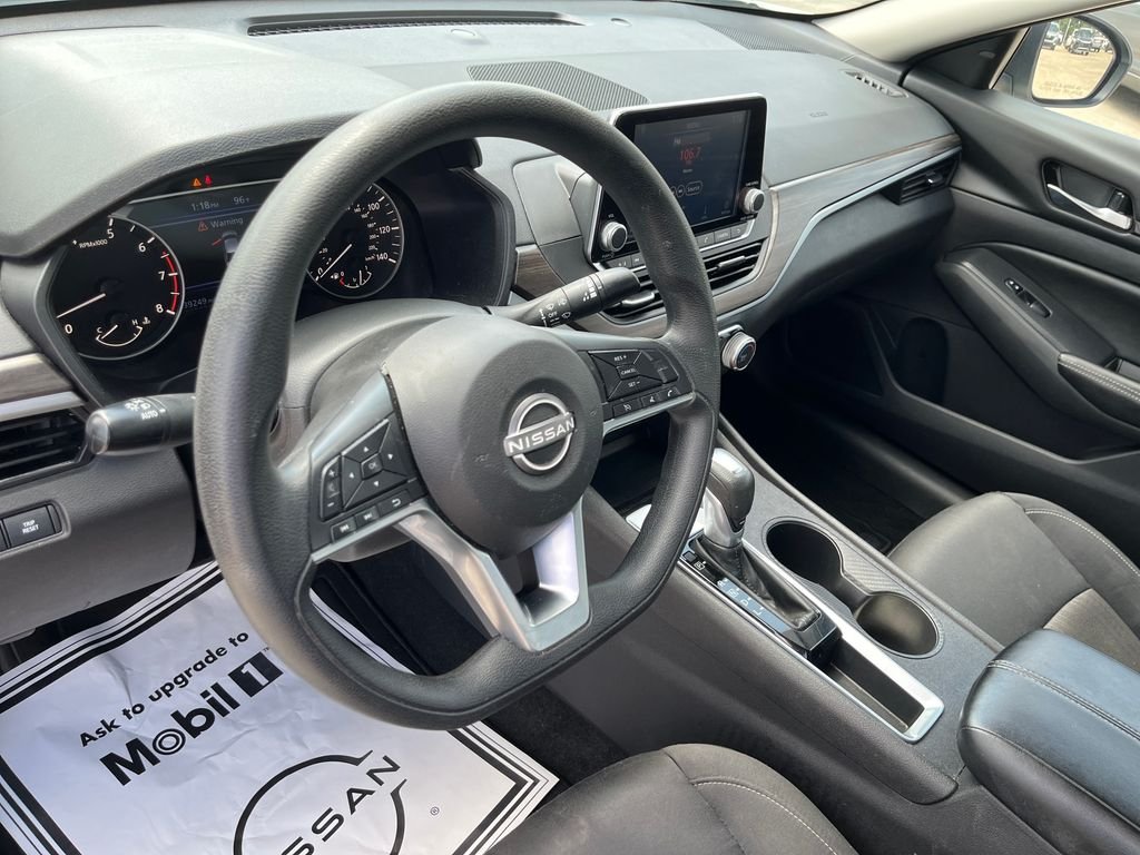 Used 2025 White Nissan 2.5 SV image 14