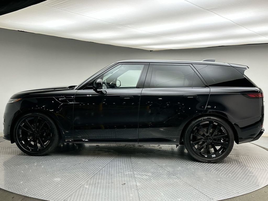 New 2026 Santorini Black Land Rover Dynamic SE image 2
