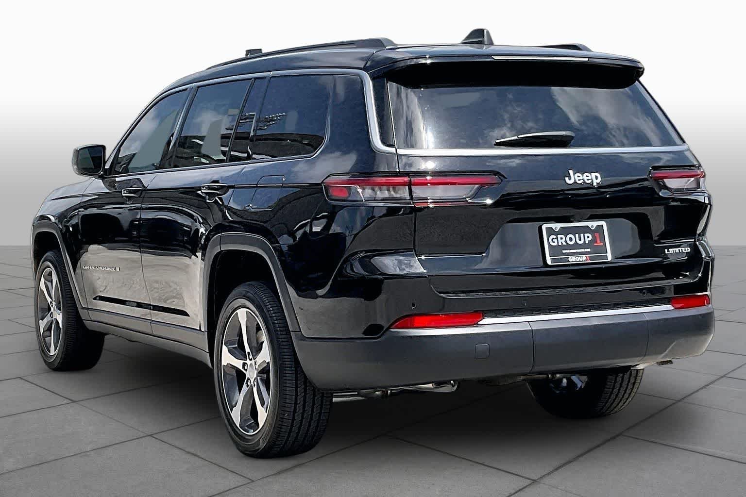 New 2026 Diamond Black Crystal Pearl-Coat Exterior Paint Jeep Limited image 9