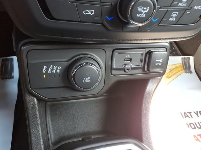 Used 2023 White Jeep Latitude image 20