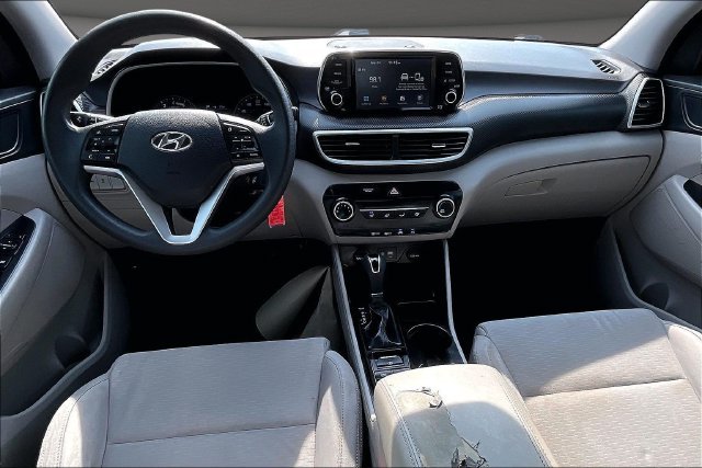 Used 2020 Black Hyundai SE image 13