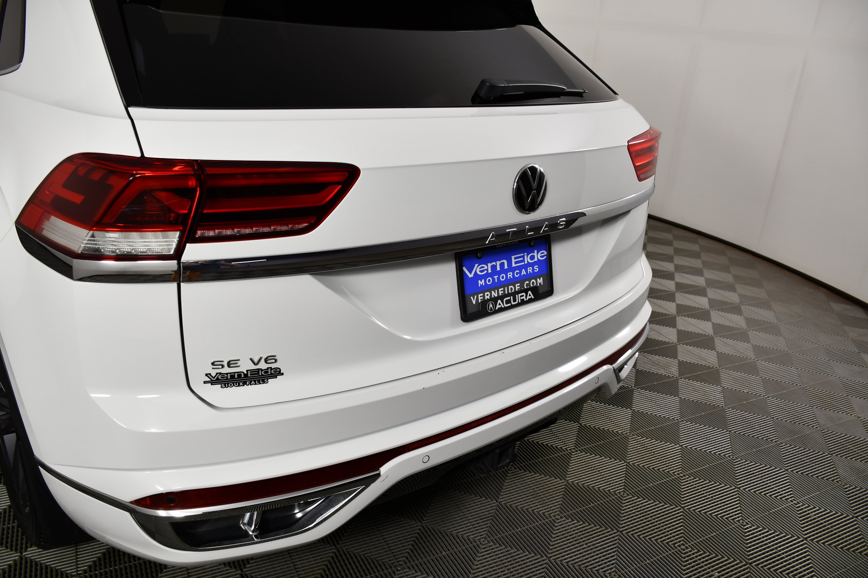 Used 2021 Pure White Volkswagen 3.6L V6 SE w/Technology R-Line image 15