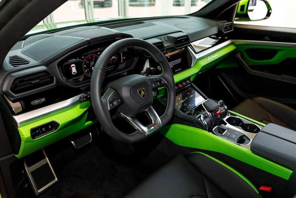 Used 2025 Green Lamborghini SE image 52