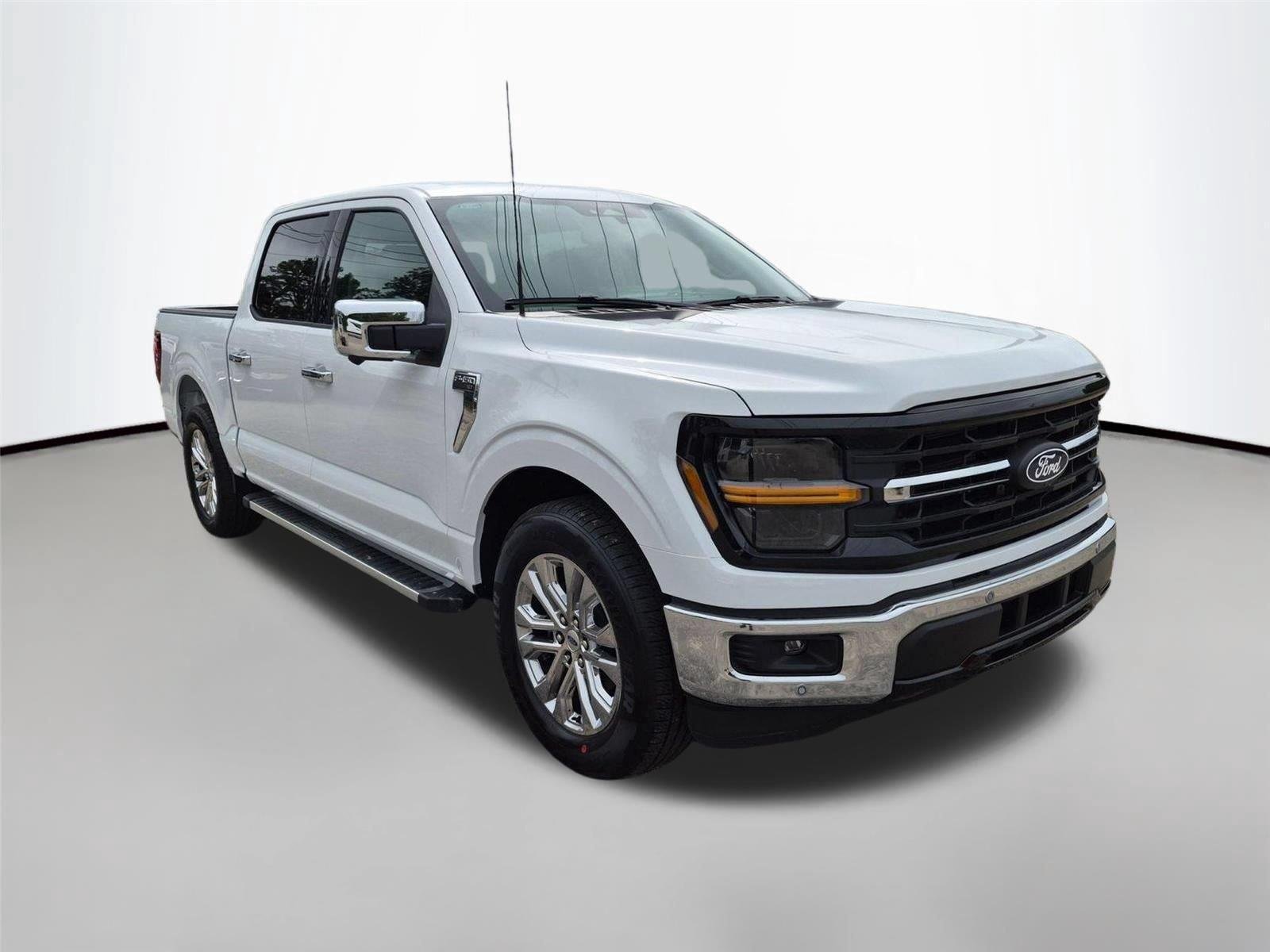 New 2026 Oxford White Ford XLT image 3