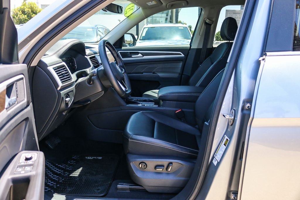 Used 2023 Silver Volkswagen 3.6L V6 SE w/Technology image 21