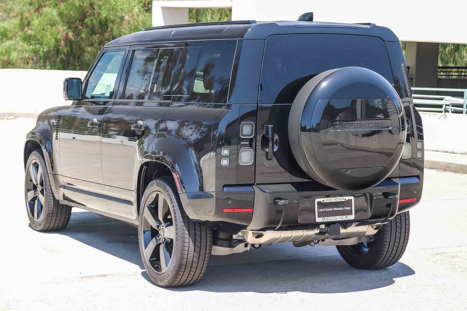 New 2026 Santorini Black Land Rover X-Dynamic SE image 4