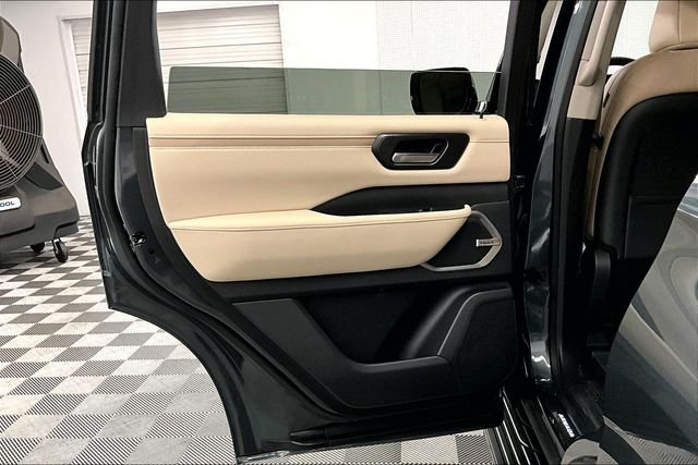 New 2026 Alpine Metallic/Super Blk Nissan Platinum Reserve image 35