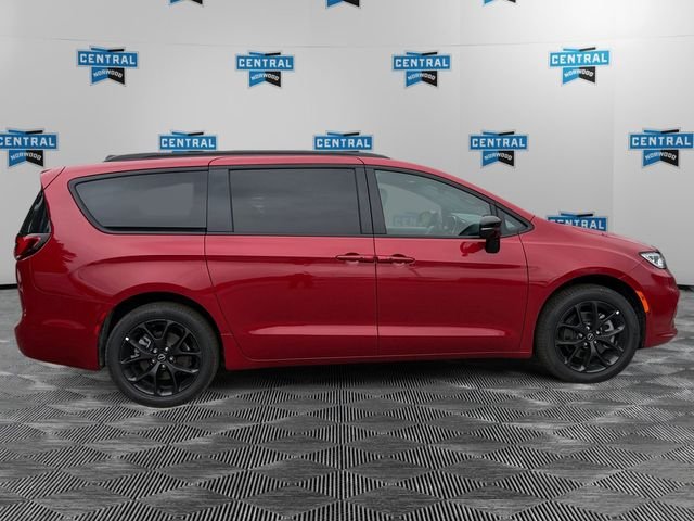 New 2026 Red Hot Pearl-Coat Exterior Paint Chrysler Select image 6