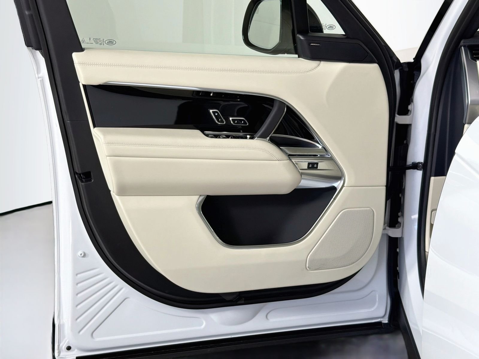 New 2026 Fuji White Land Rover SE image 21