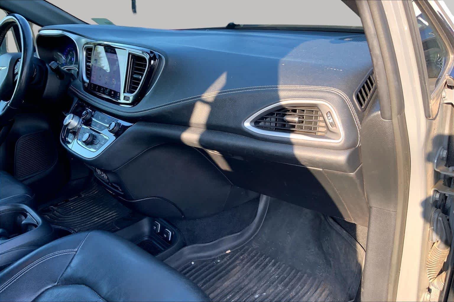 Used 2021 Ceramic Gray Clearcoat Chrysler Touring L image 16